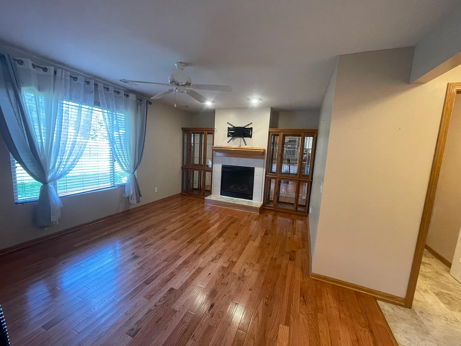 3 bed, 1374 sqft, $2,200 — Photo 2