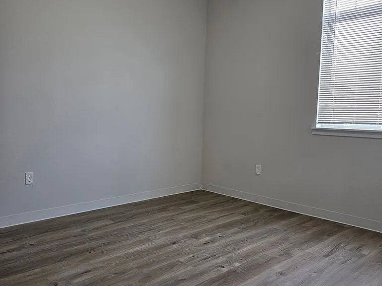 60 Alder Ave — Photo 5