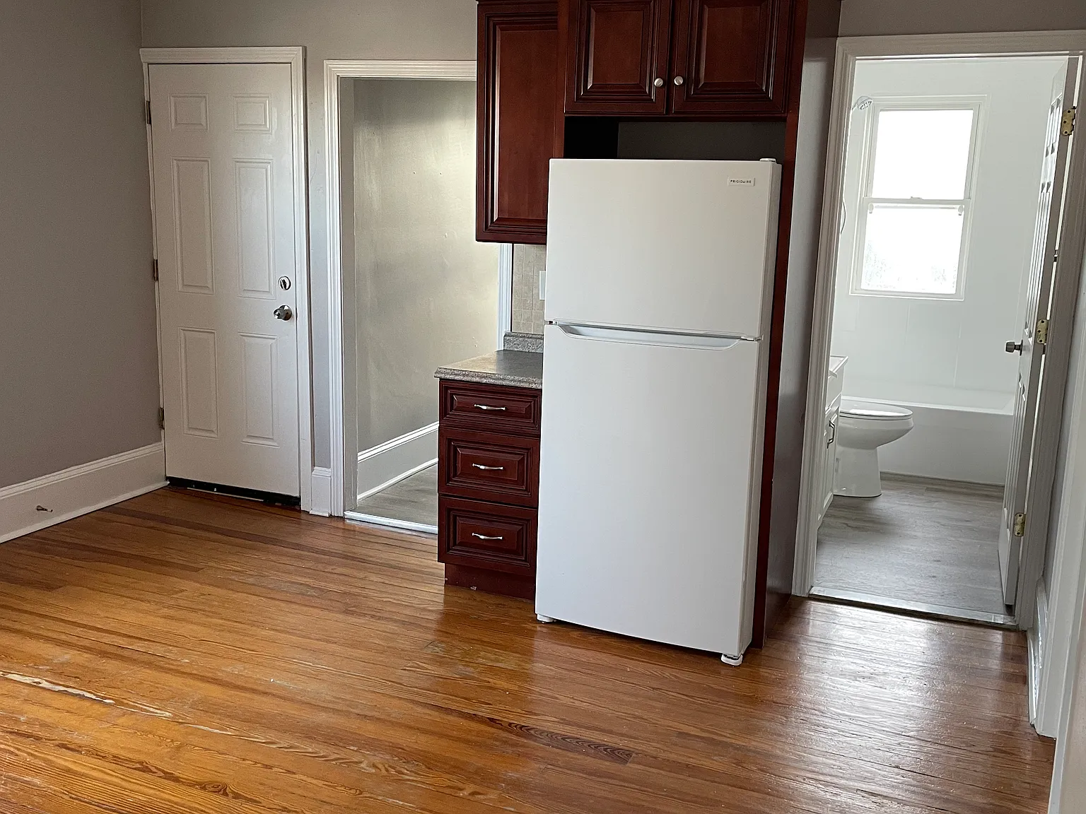 3 bed, 1050 sqft, $2,200 — Photo 2
