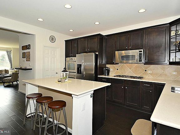 Large pantry on the side