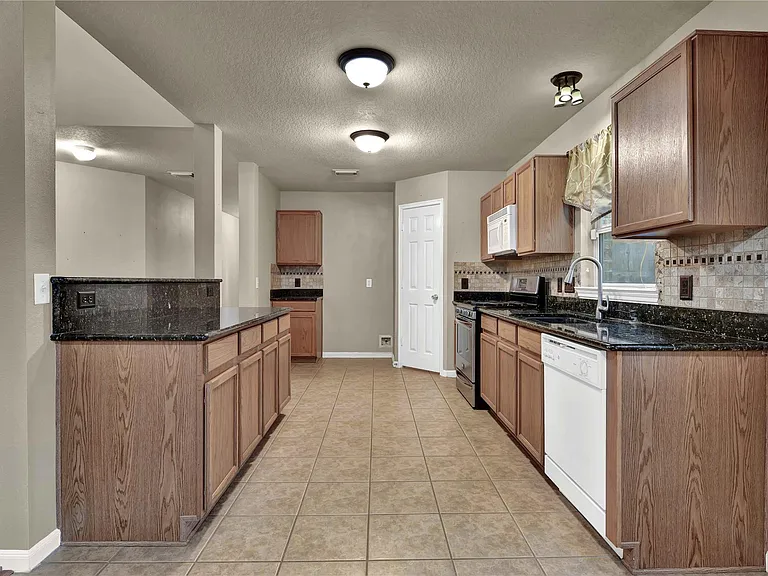 2706 Woodspring Forest Dr — Photo 11