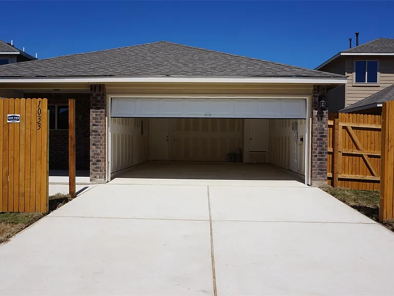 1033 Britt Ln — Photo 12