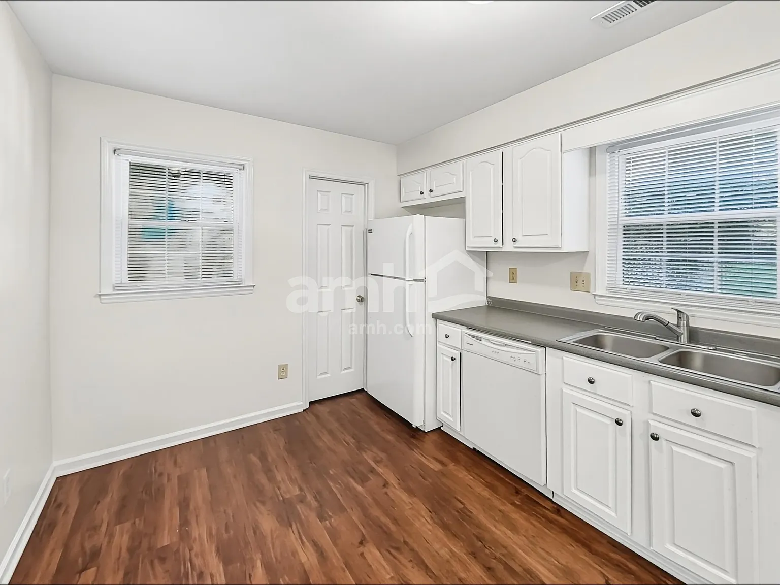 3 bed, 2.0 bath, 1504 sqft, $2,075 — Photo 3