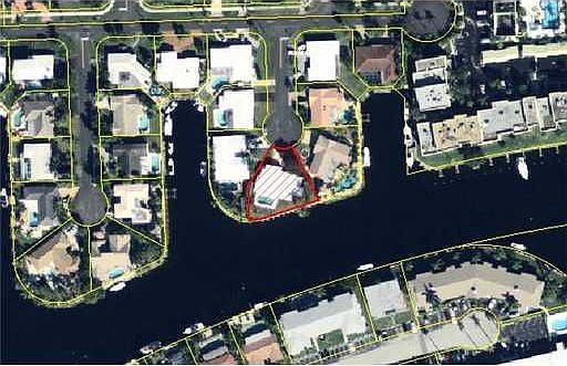 4th image of 621 SE 10th Ave