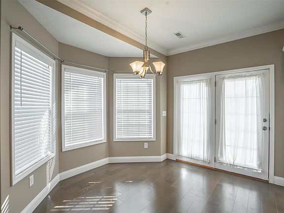4th image of 382 Golden Ln
