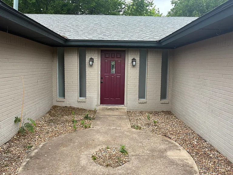 1903 Burnt Oak Dr — Photo 1