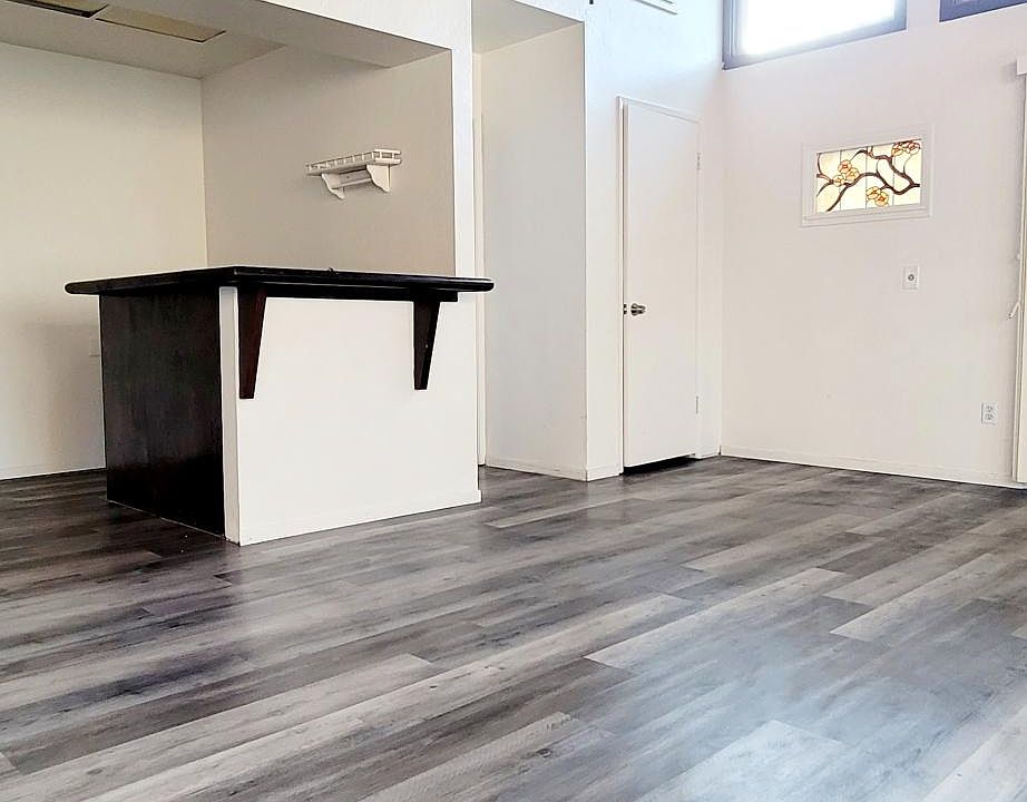 Entertainment room with bar