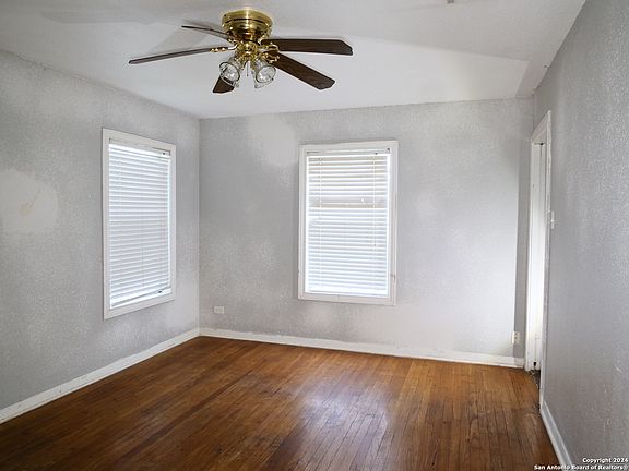 2nd image of 327 W SOUTHCROSS BLVD