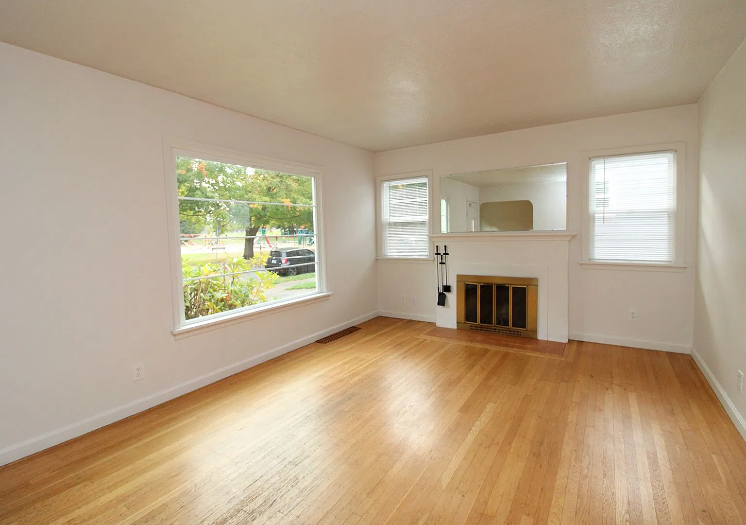 Updated 3 Bedroom 1940's Concordia Ranchalow Across from Fernhill Park — Photo 4