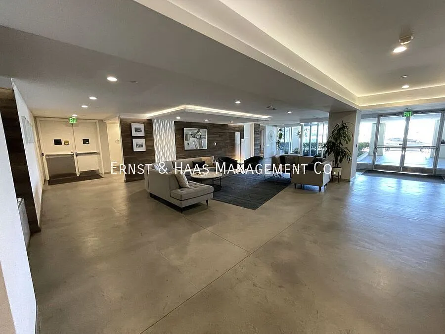 Charming 1-Bedroom Condo With Stunning Panoramic Views of Harbor and Ocean! — Photo 4