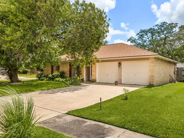 302 Forest Hills Dr, League City, TX 77573