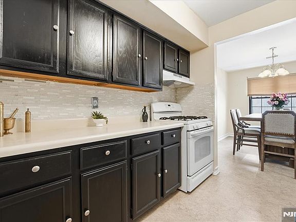 4th image of 297 Alpine Way