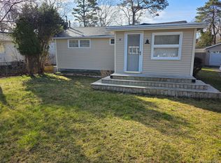 14 Lincoln Rd, Hampton Bays, NY 11946