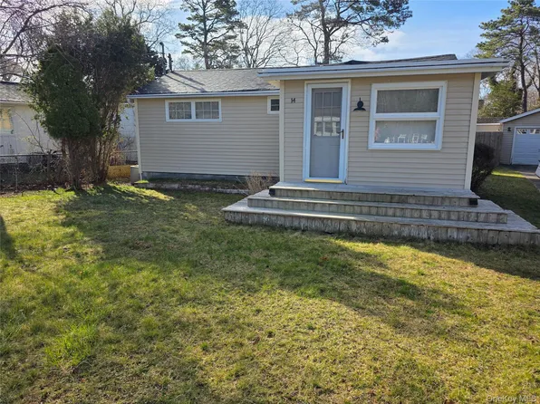 14 Lincoln Road, Hampton Bays, NY 11946