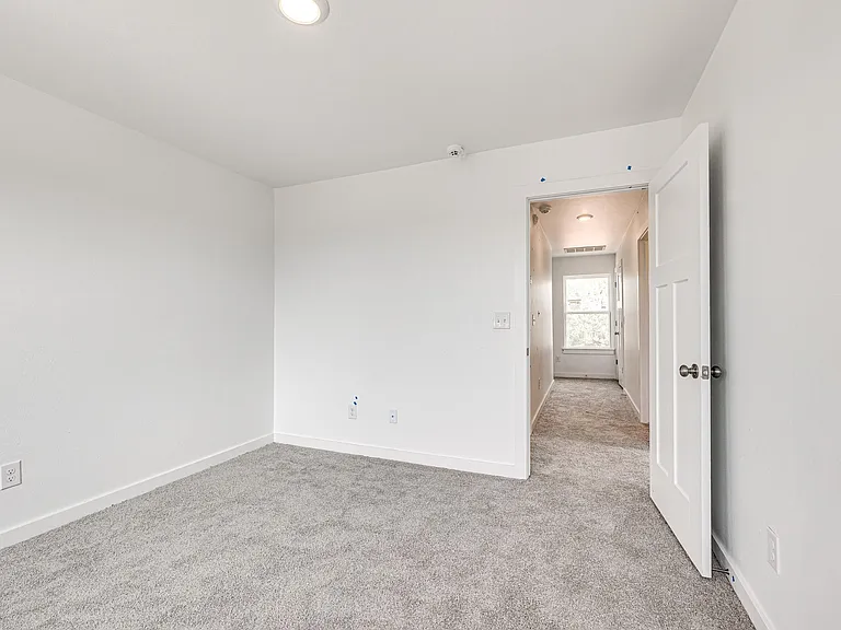 341 E 7th St — Photo 38