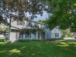 1060 Hawthorne Ridge Dr, Brookfield, WI 53045