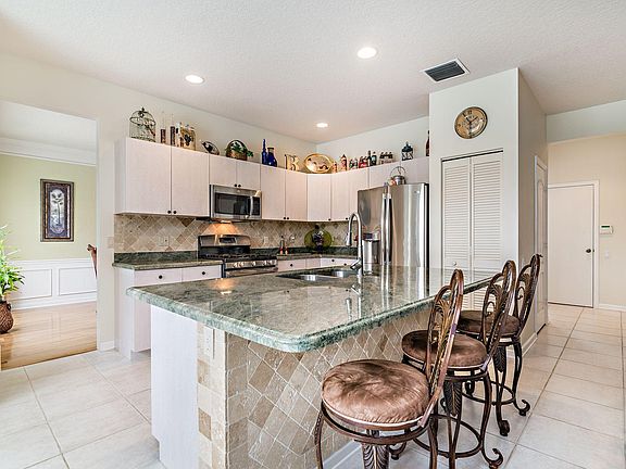 4th image of 86 Satinwood Ln