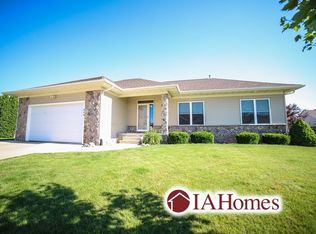 860 Leslie Ln, Robins, IA 52328