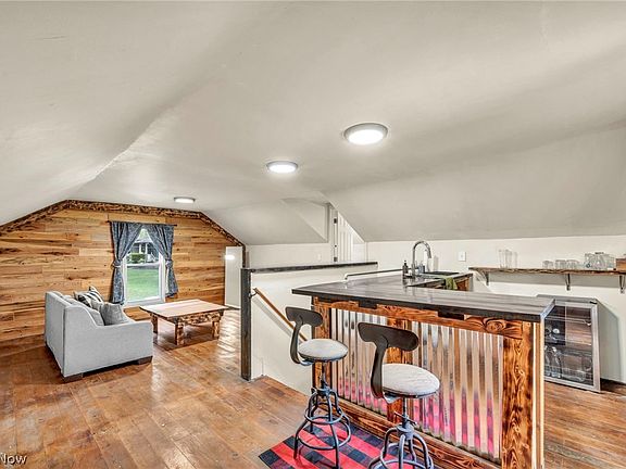 24th image of 262 E Walnut St