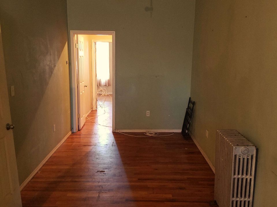 2nd image of 388 Woodbine St APT 2R