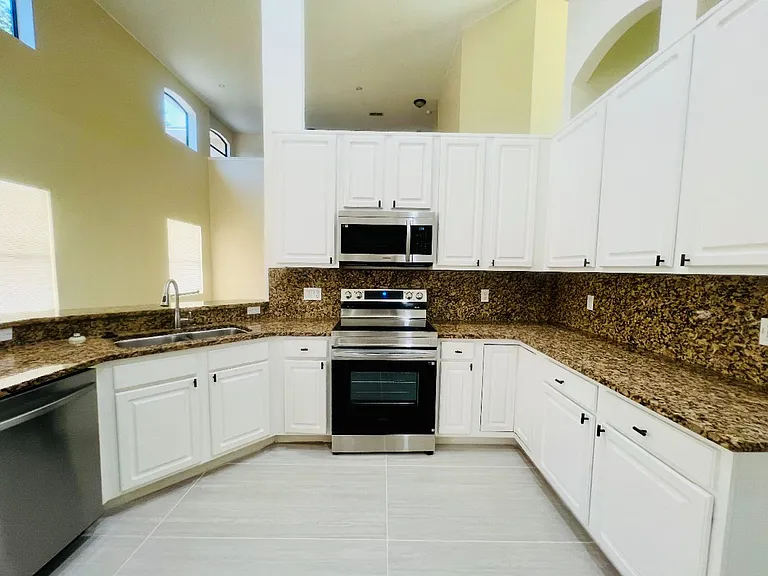 1585 Cherry Ridge Dr — Photo 8