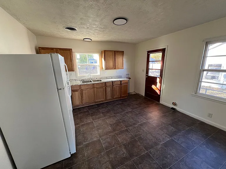 635 W 9th St — Photo 4