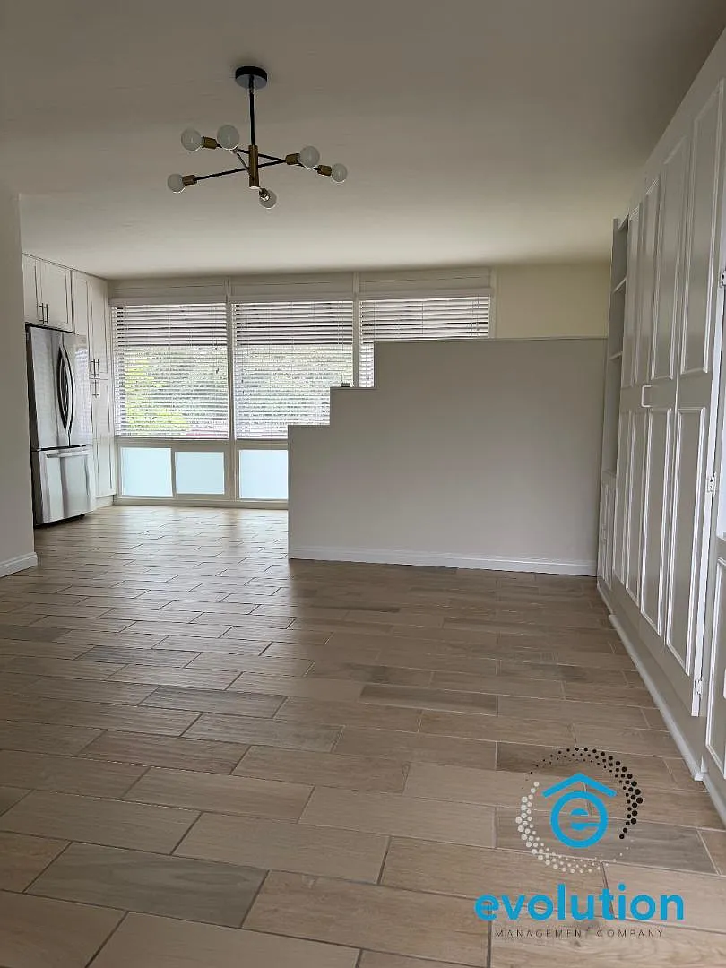 1111 Adella Ave - Unit L — Photo 2