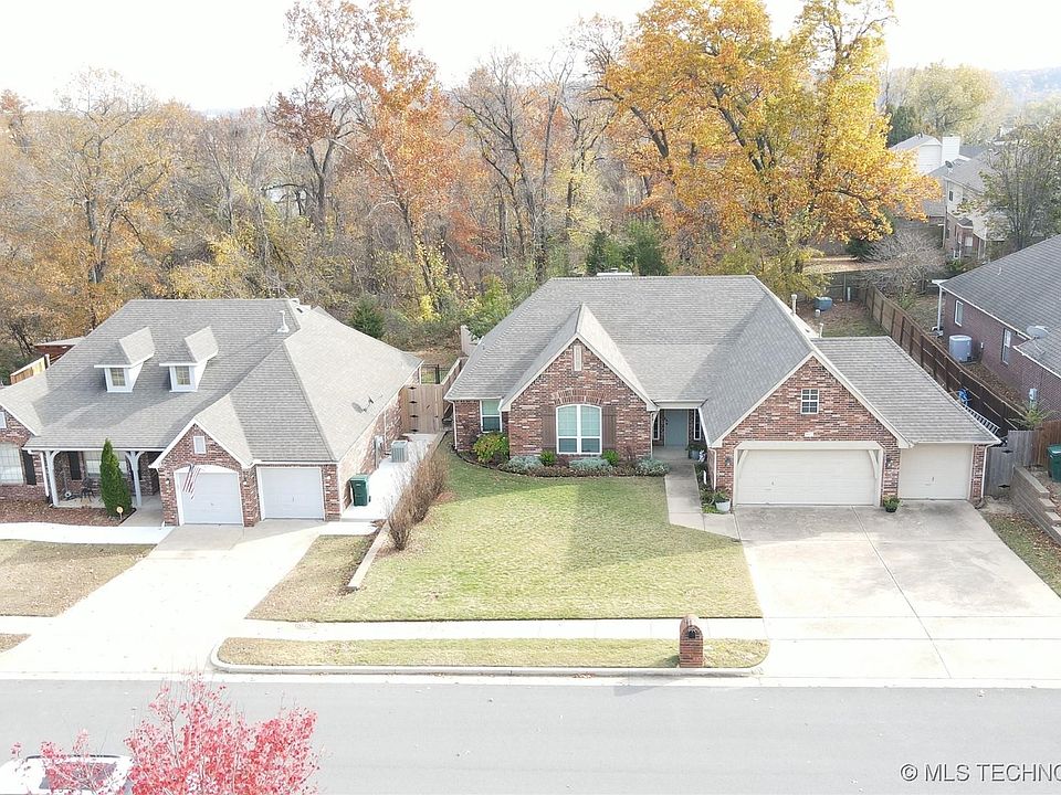 2nd image of 867 Ivy Ln