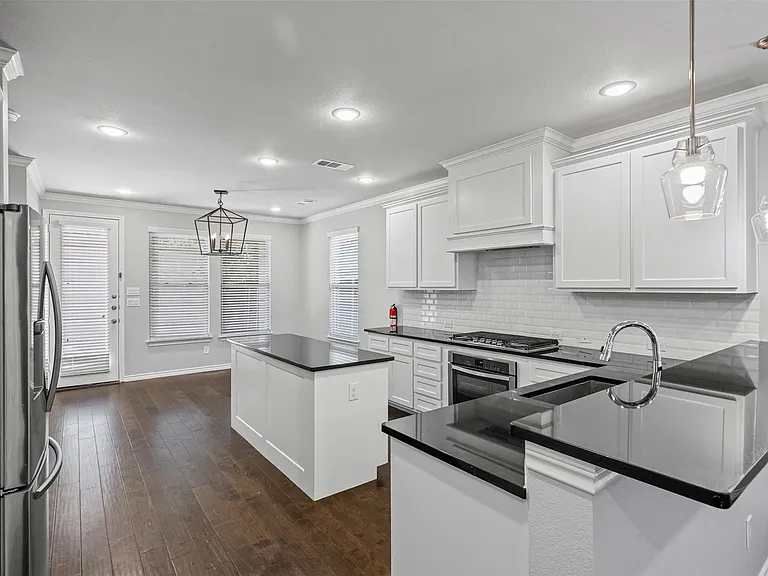 2611 McCart Ave — Photo 12
