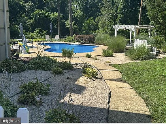 5th image of 1054 Bayard Rd