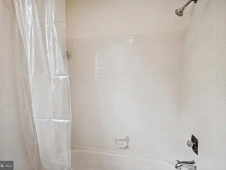 9708 Locust Hill Dr — Photo 34