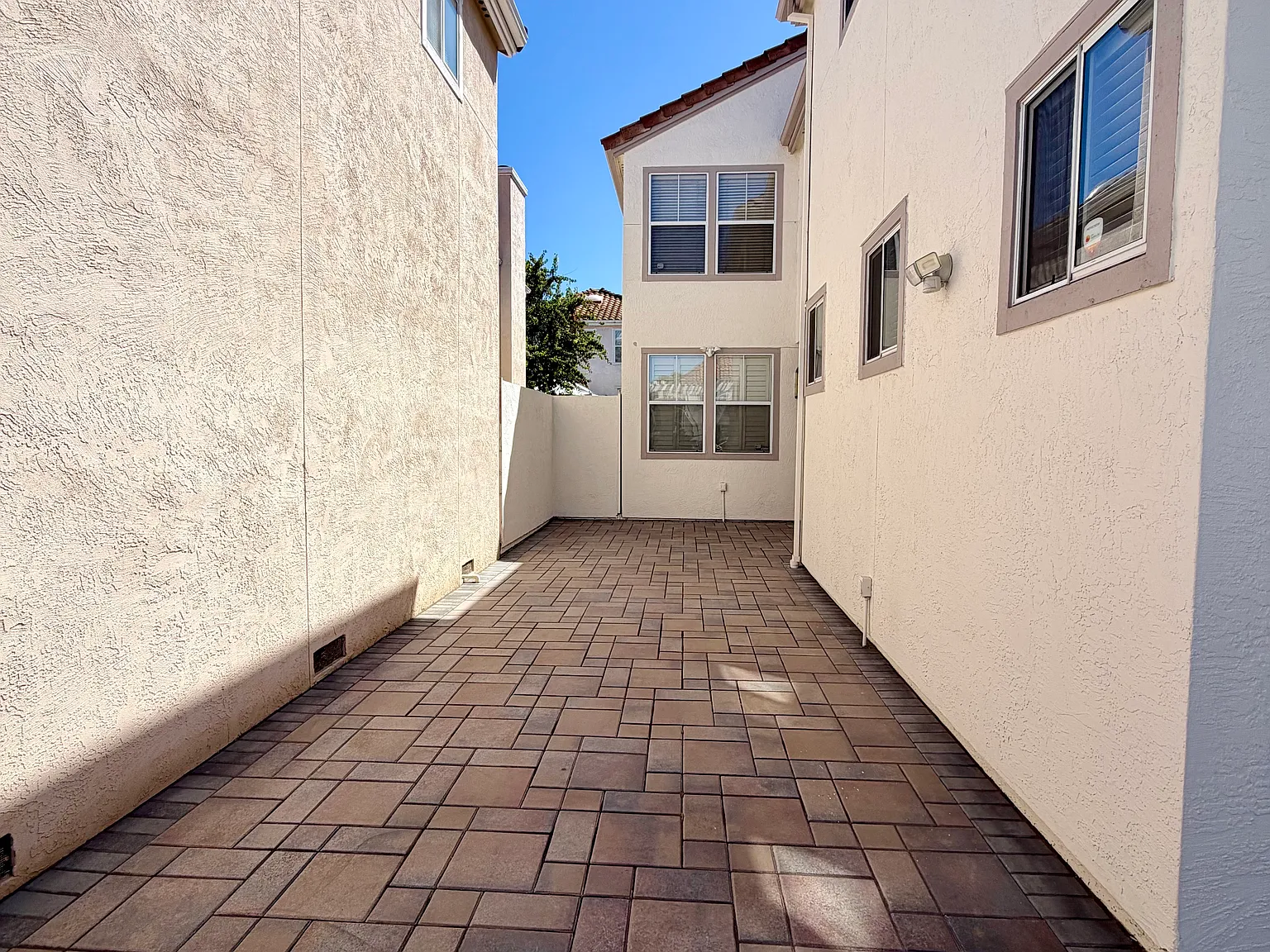 4 bed, 2705 sqft, $5,300 — Photo 2