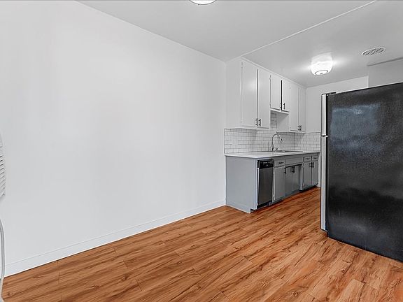 3rd image of 6110 Cahuenga Blvd #1