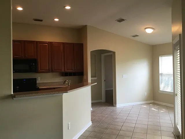 2024 Chaucer Ln — Photo 3
