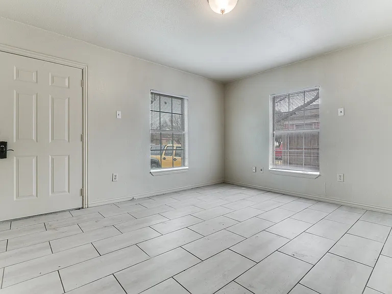7909 Wanebe Dr #7911 — Photo 4