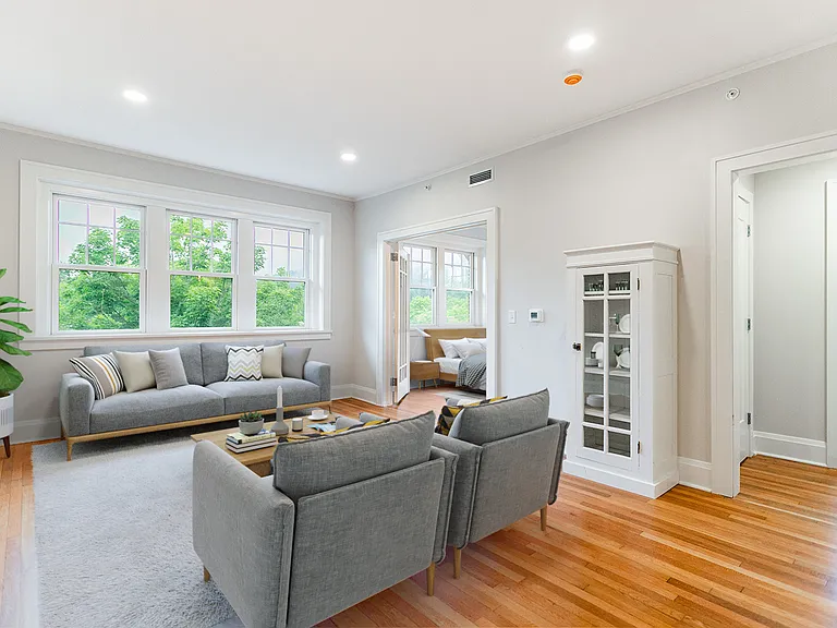 215 E Chestnut St #402 — Photo 3