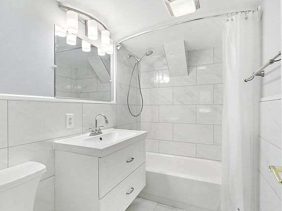 2nd image of 2842 N Hamlin Ave Unit 3