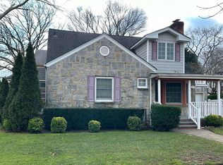 6 Magnolia Dr, New Hyde Park, NY 11040