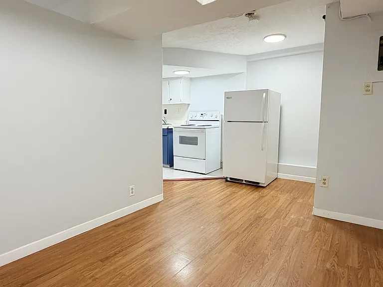 1441 Wyandotte St E #14 — Photo 3