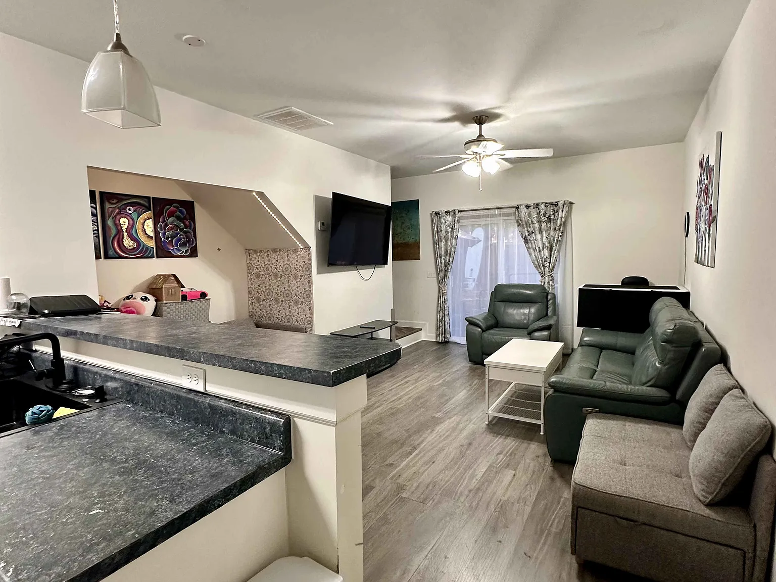 3 bed, 1195 sqft, $1,950 — Photo 1