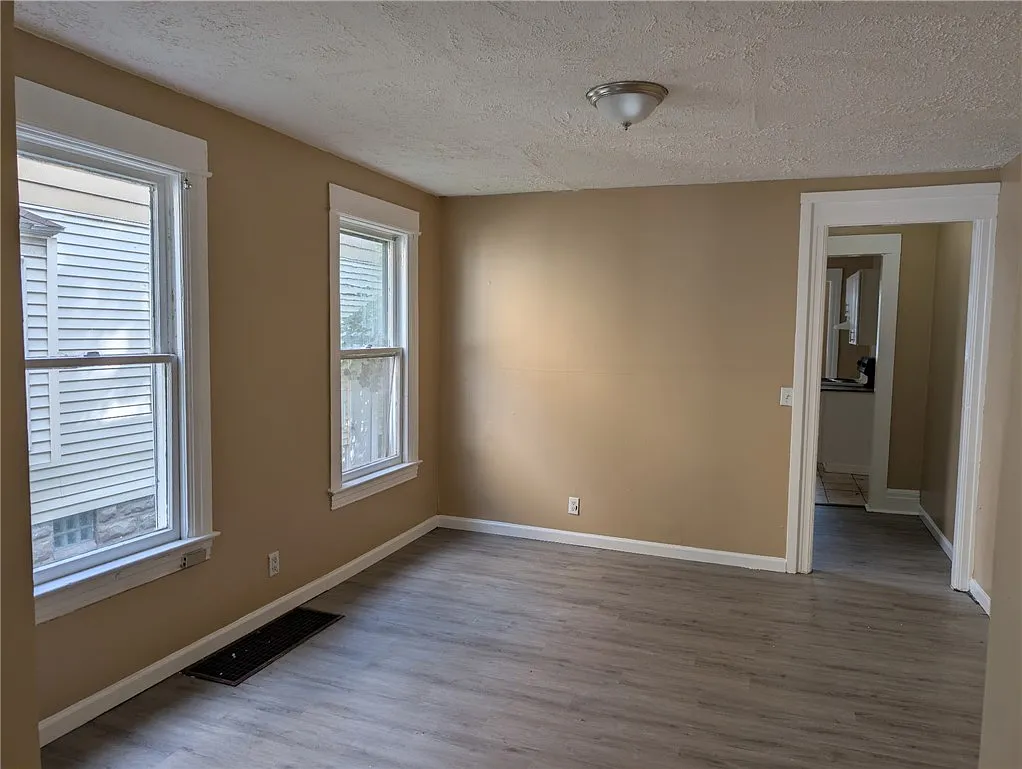 3 bed, 1.0 bath, 2088 sqft, $1,400 — Photo 2
