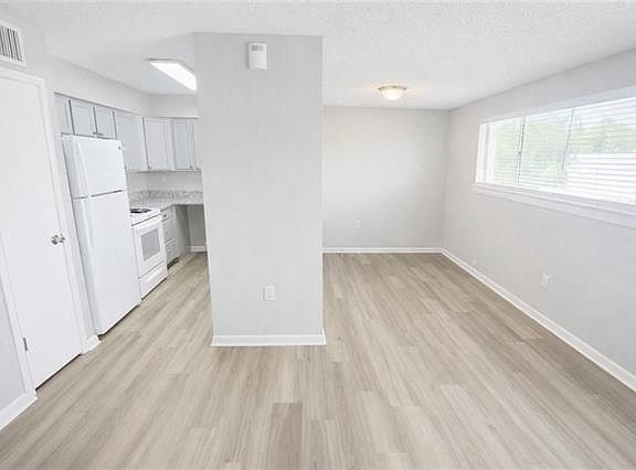 4th image of 106 E 3rd St APT 21