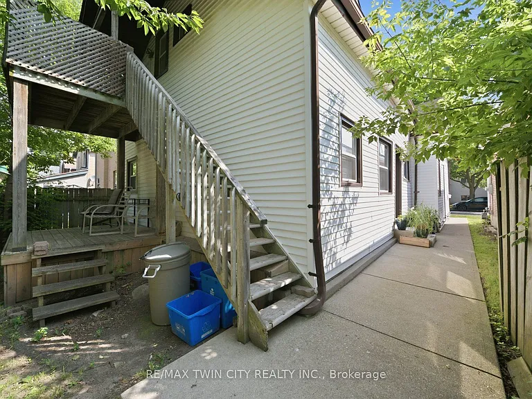 172 Albion St N #UPPER — Photo 3