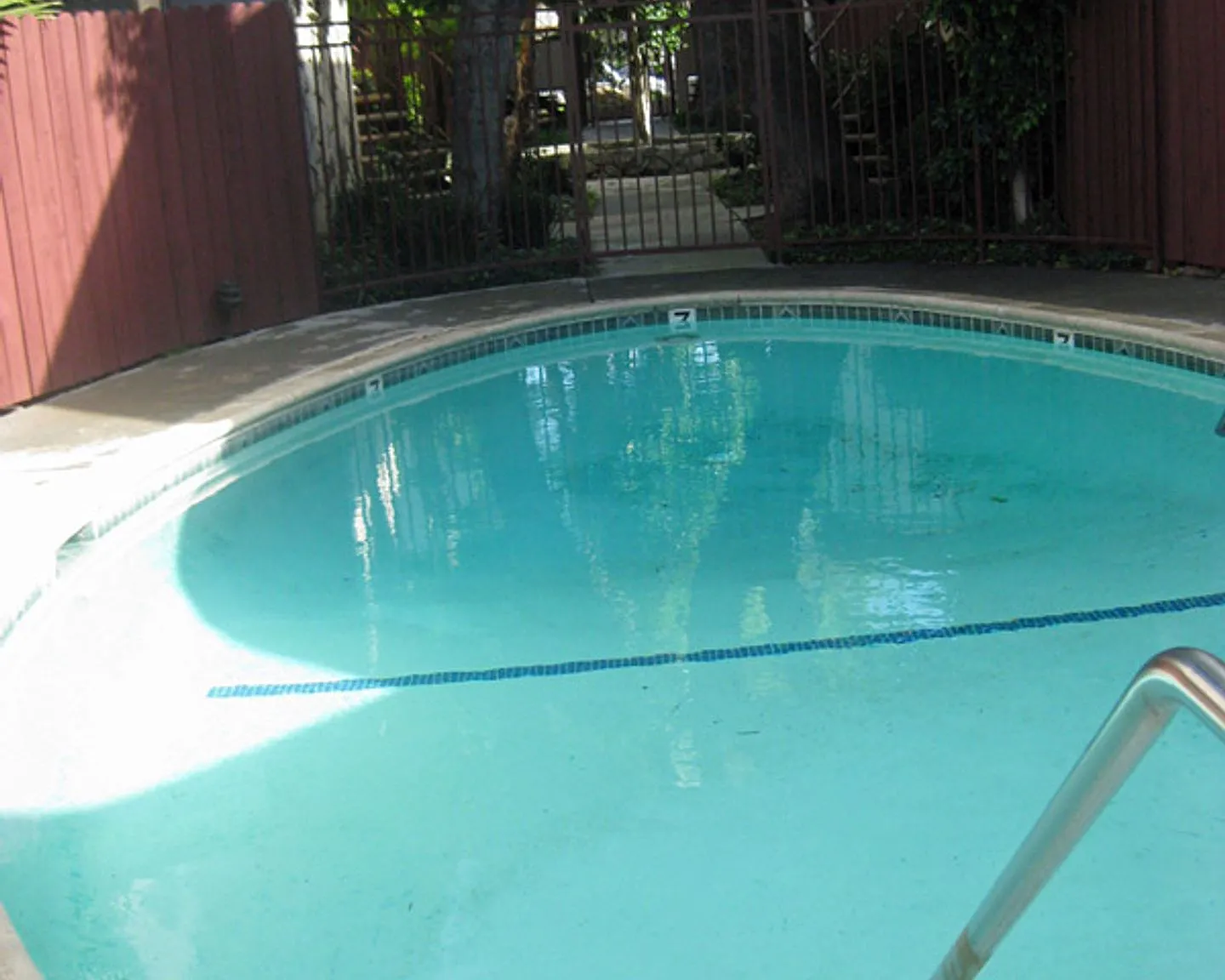 Lido Isle Apartments — Photo 4