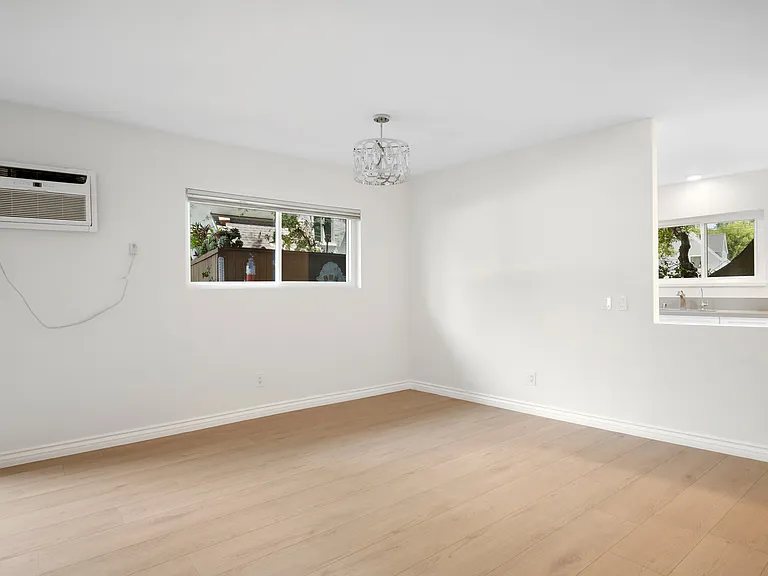 2116 E Chevy Chase Dr #C — Photo 9