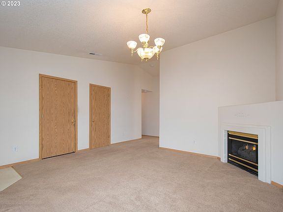 Living Room-Vaulted Ceilings>