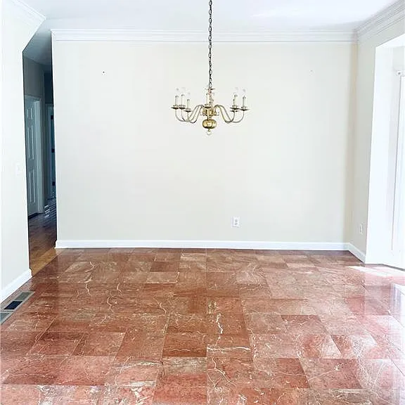 811 Valley Dr — Photo 3