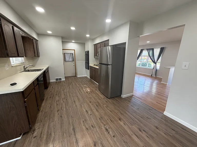 25729 Loretta Ave — Photo 5