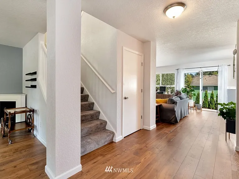 1106 Villanova St NE — Photo 6