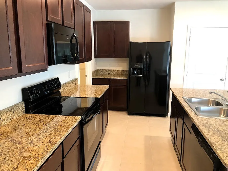Large 5bds/2.5 Bths Home With Loft , Large Backyard Close To All! — Photo 4